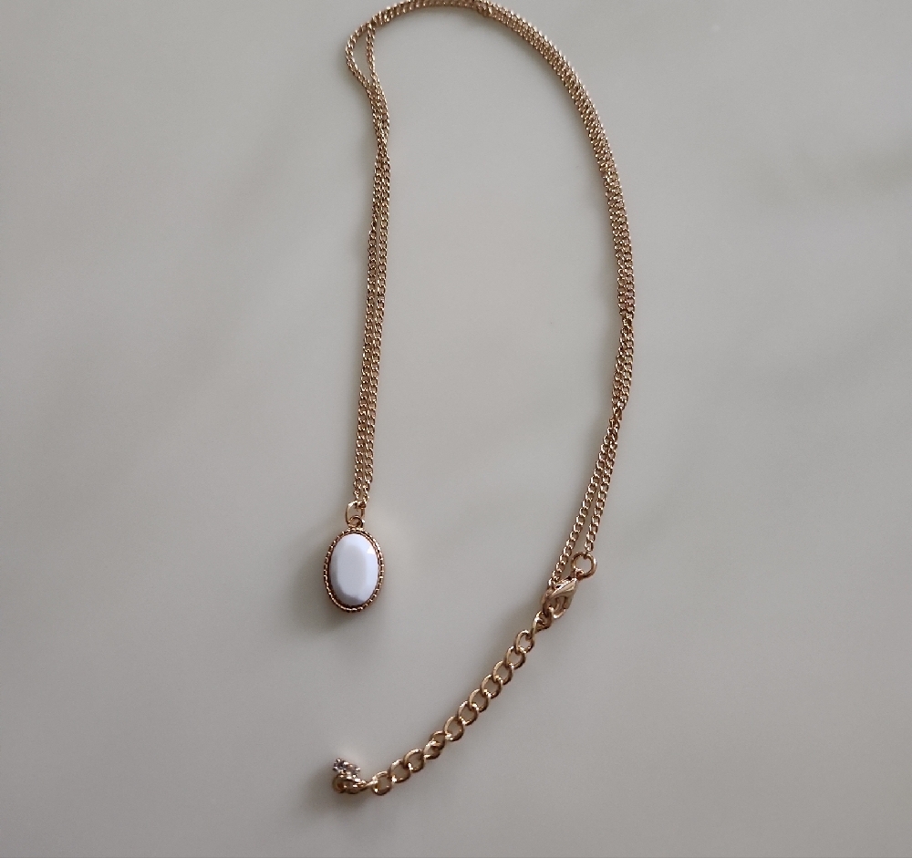 Elegant Gold and White Pendant Necklace